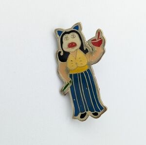 4/24$  Vintage 70s-80s enamel pin of...off brand miss piggy?